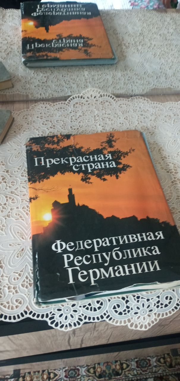 Продаётся старые книги каждая одна книга миллион сум