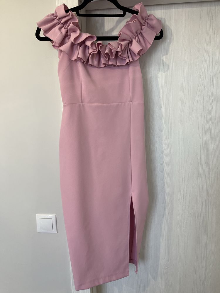 Розова рокля с цепка