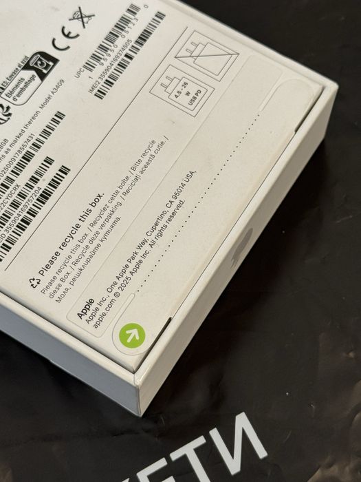 ЗАПЕЧАТАН 128GB iPhone 16e Гаранция Vivacom 2027 г. Бял Phone Stand