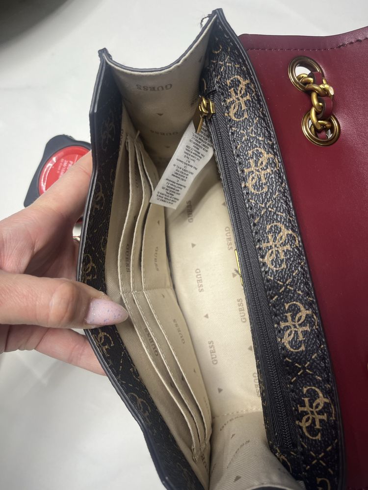 Оригинална чанта на Guess