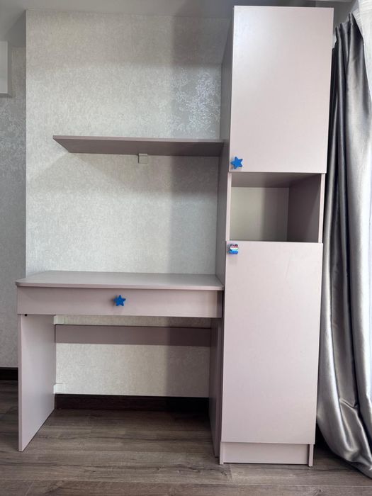 Два детских шкафа для вещей,две парты