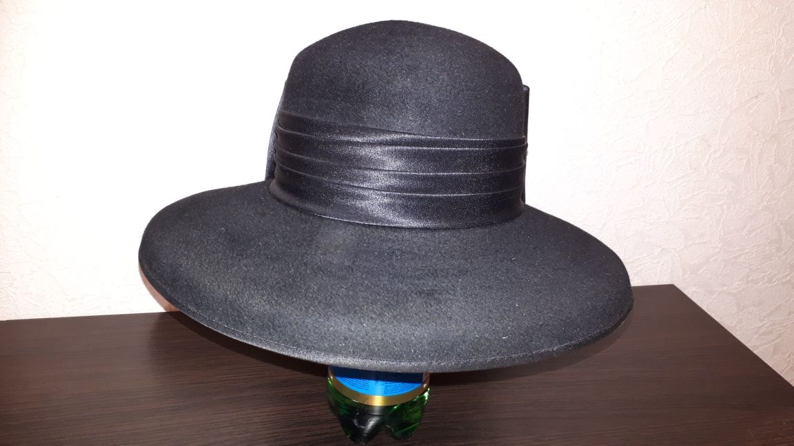 Продам шляпу женскую, фетровую, фирмы Гримуар.