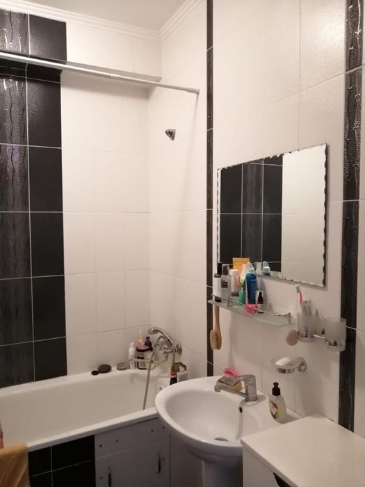 Возьмем на подселение девушку