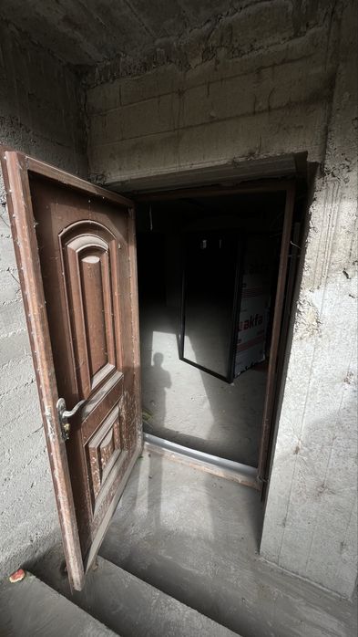 Eshik sotiladi. Xuddi shu eshikdan 4 ta bor. Holati yaxshi chirimagan