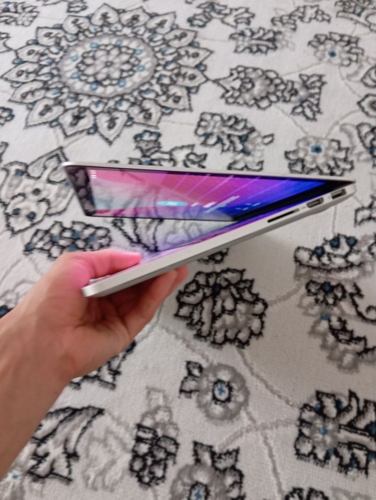 Macbok pro.     8