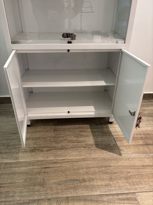 Продавам спешен медицински шкаф