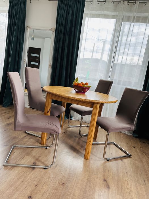 Masa cu patru scaune