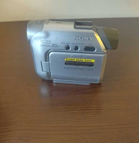 Продавам преносима камера SONY DCR-HC19E miniDV