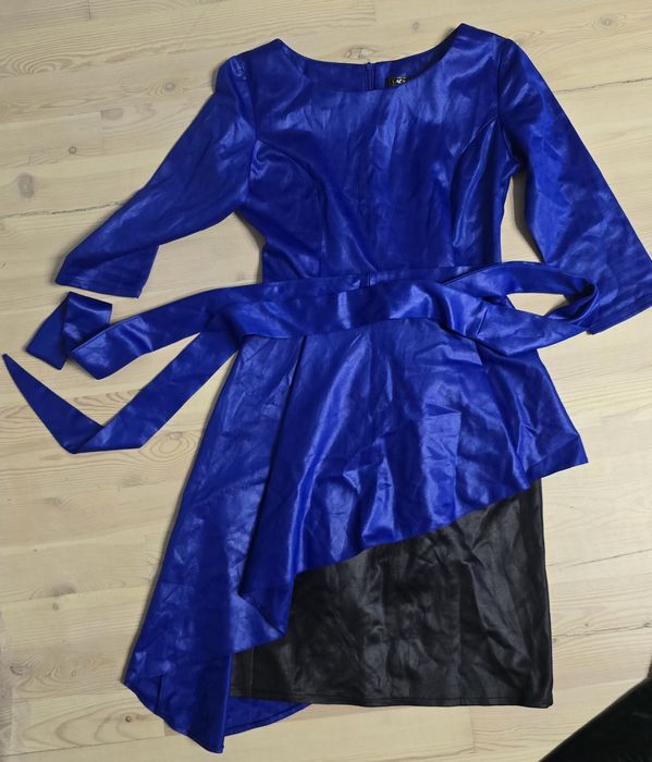 Синее платье сбоку как баска