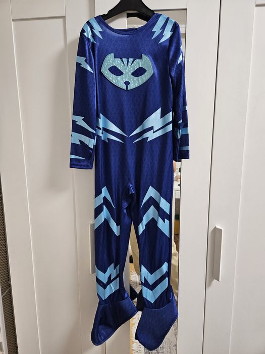 Продавам оригинален детски костюм на PJ Masks