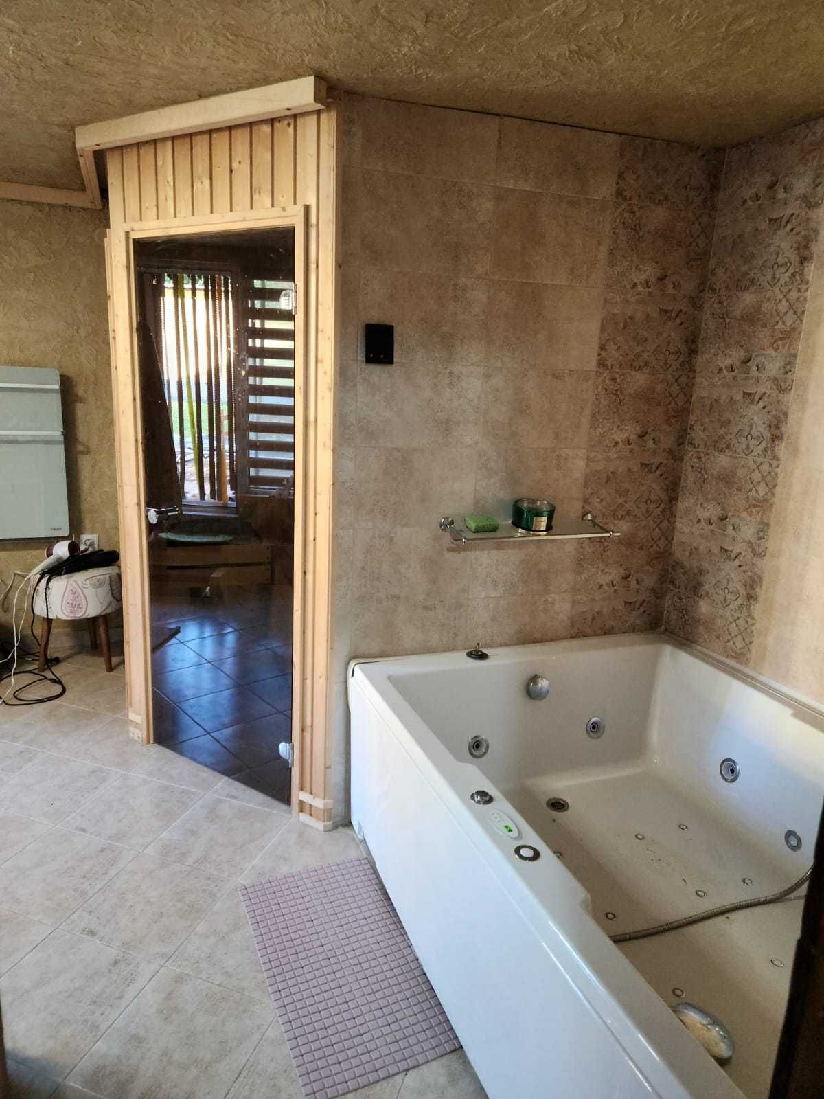 Продавам масивна триетажна къща в центъра на Горна Оряховица