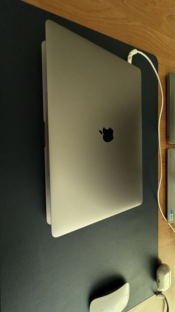 Macbook Pro A1990 | i7 | 32/512GB