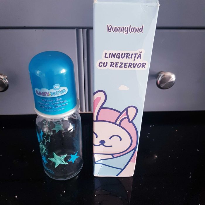 Lingurița din silicon cu rezervor si sticla pentru bebe