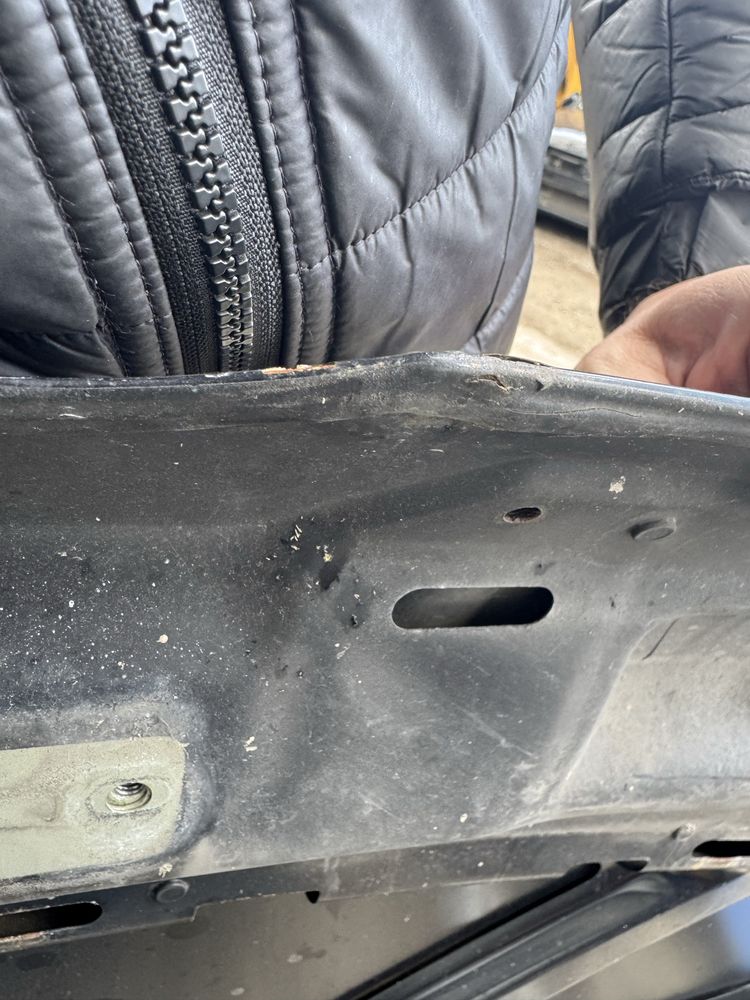 Продавам преден капак за vw passat B7