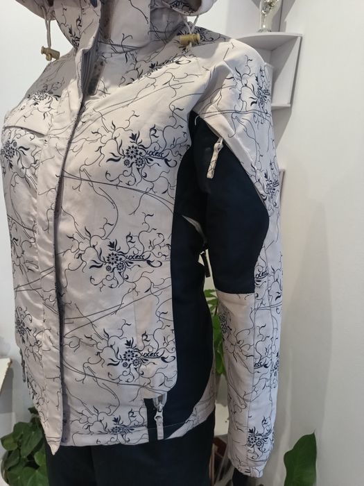 Дамска ски екипировка като нова; долнището е на марката Obermeyer, яке