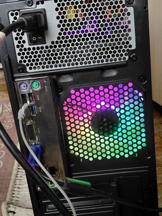 Продавам компютър