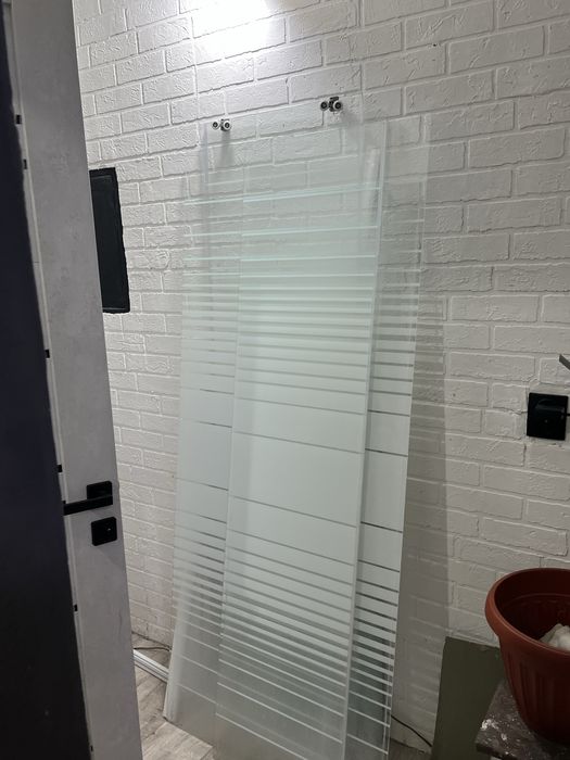 Отдам стекла на душевую кабинку