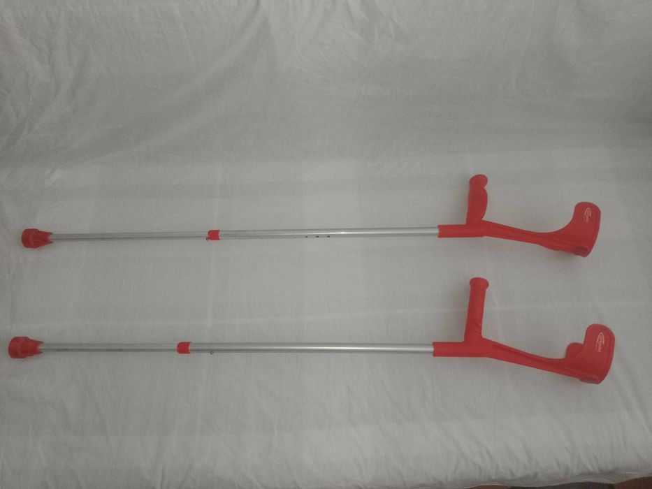 2 cârje cu sprijin pe antebrat