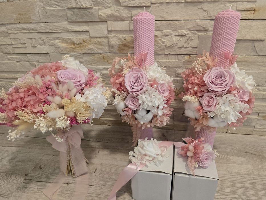 Disponibil un set cu 2 lumanari, 1 buchet, 1 cocarda si 5 bratari.