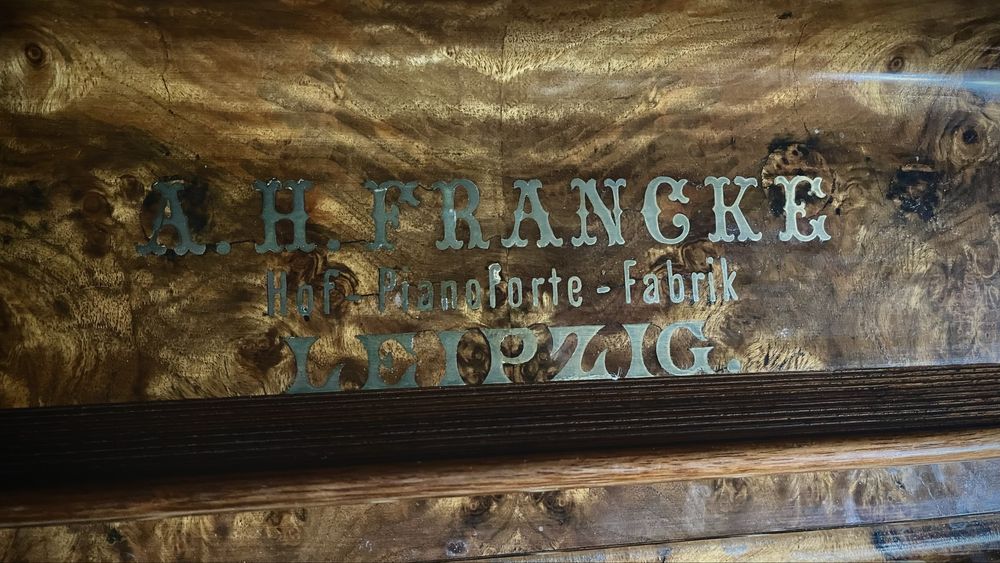 Старо, дизайнерско немско пиано