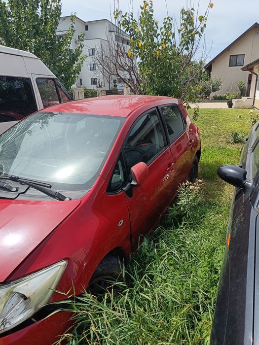 Toyota Auris răsturnată