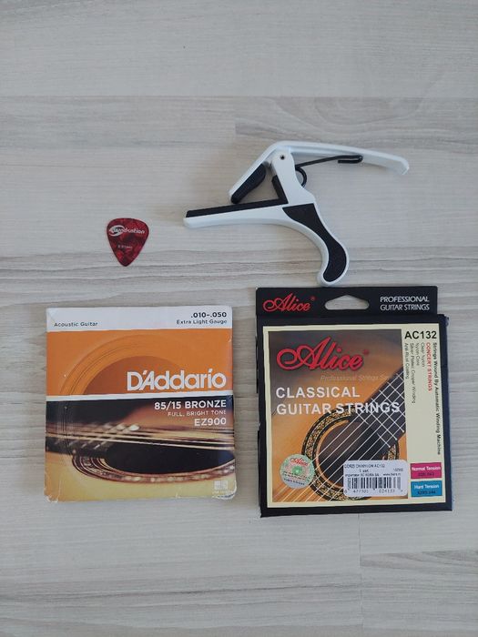 Chitară acustică SoundSation + husă, capodastru și accesorii – stare e
