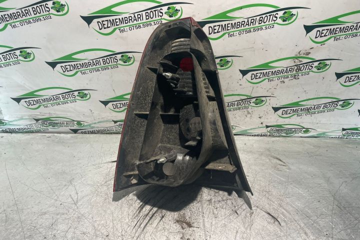 Lampa / Tripla stop dreapta pe aripa Dacia Logan prima generatie