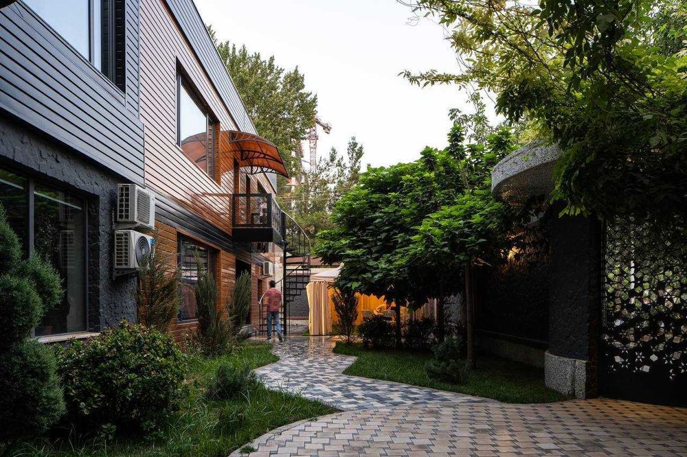 Здание 
Этажность: 2
Площадь: 700 м²
Площадь земли: 4,2 сотки