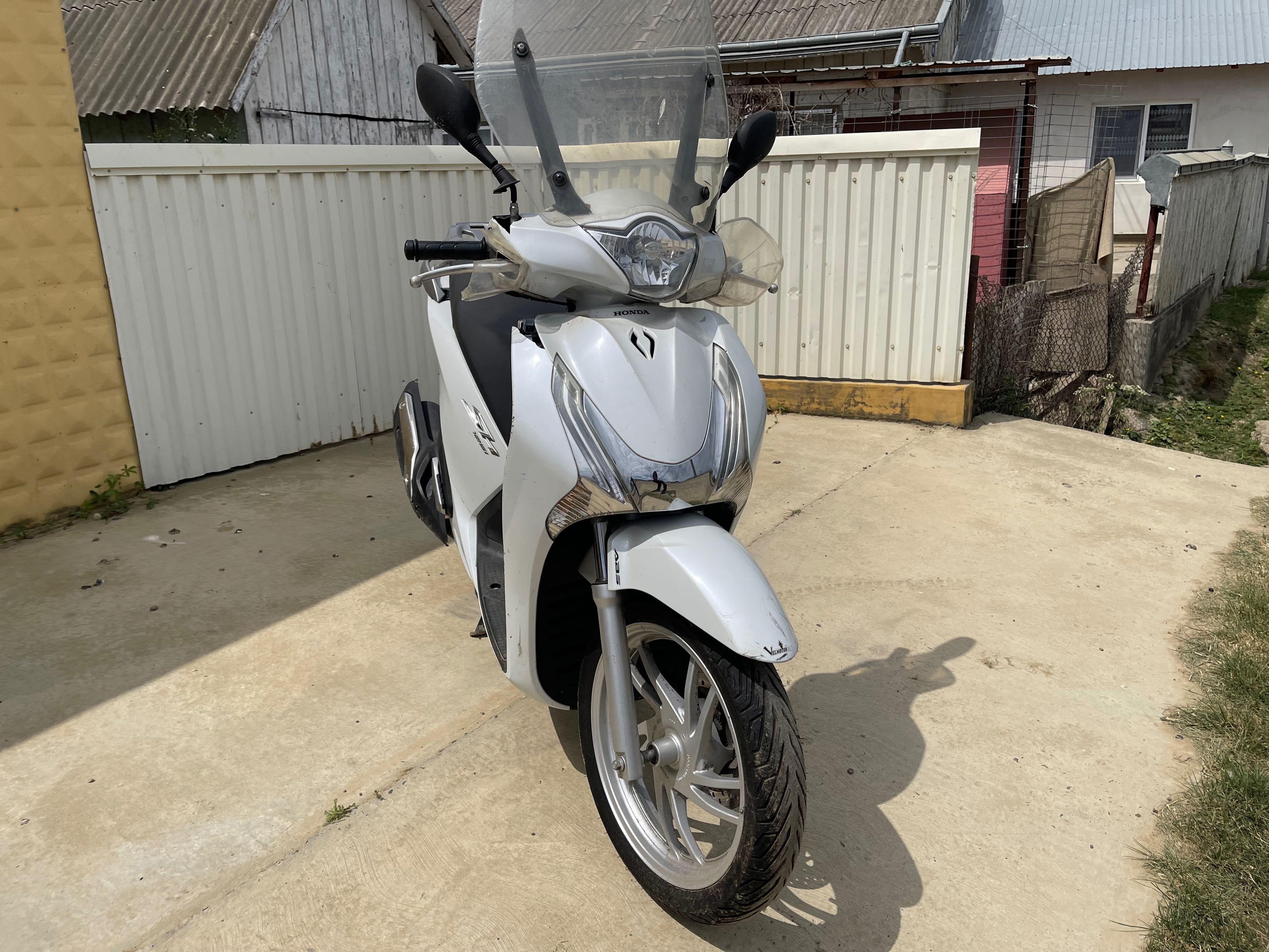 Vând scuter Honda sh125 cc 2015 abs