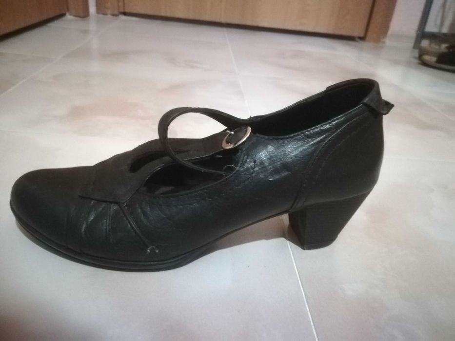 Спортно-елегантни затворени сандали от естествена кожа