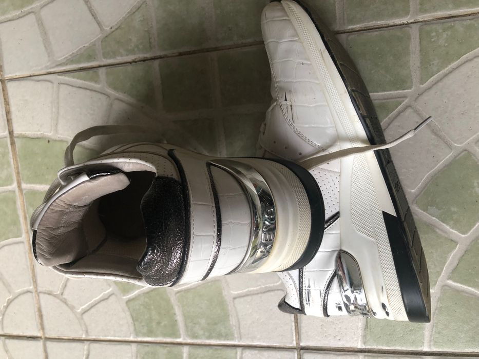 Adidasi albi de dama  keys