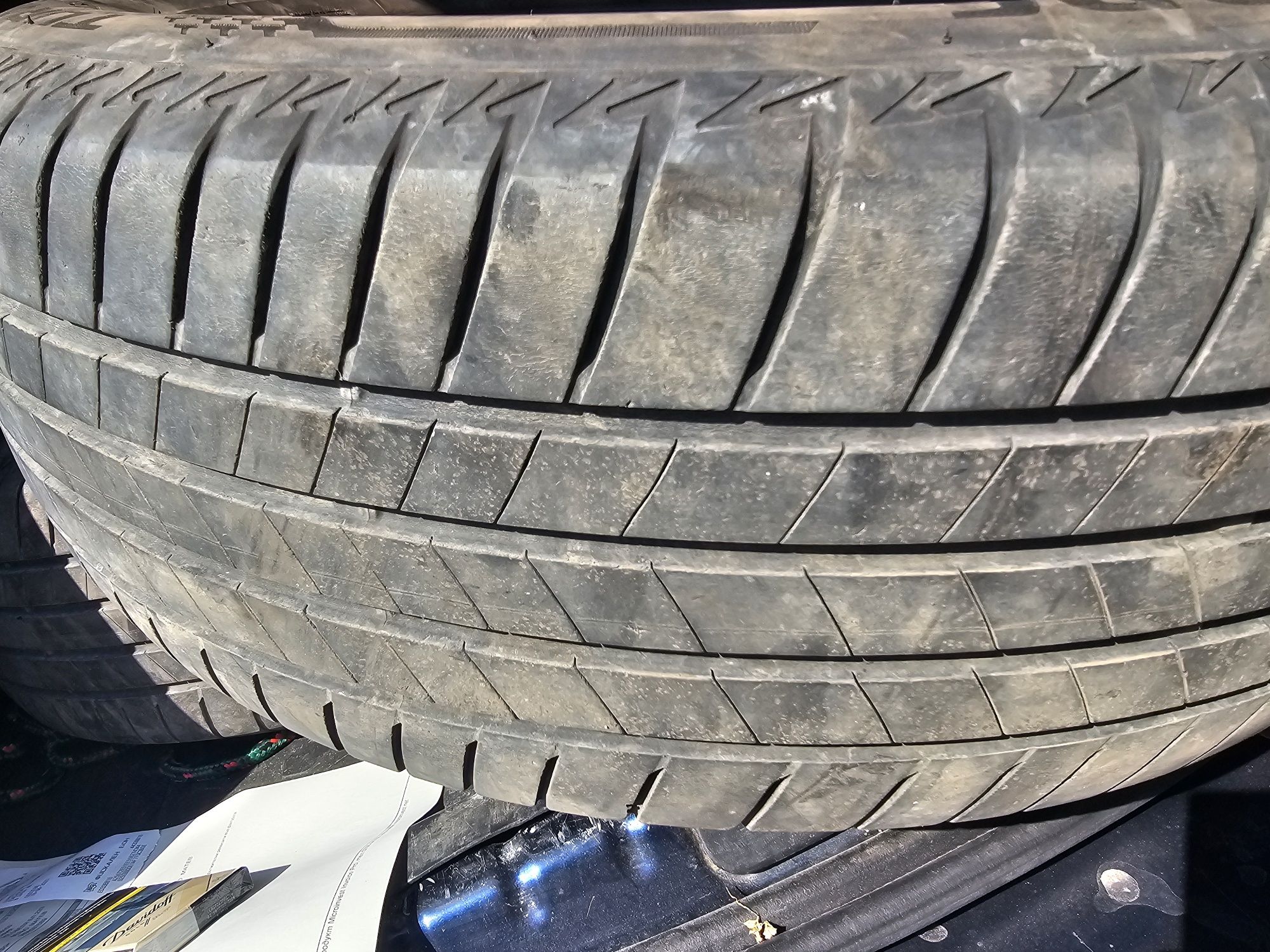 Продавам 2 броя гуми Bridgestone в добро състояние 215/65 R16