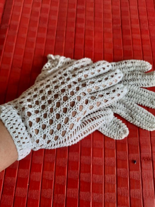 Mănuși albe din macrame crosetate manual