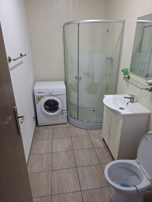 Închiriez apartament cu 2 camere