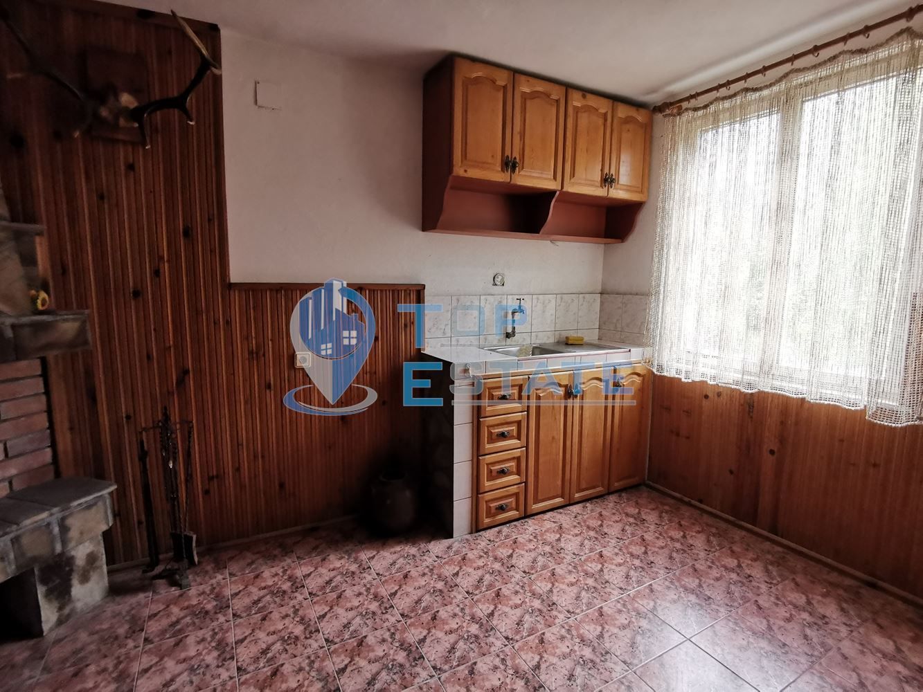 Триетажна реновирана тухлена къща в китното селце Шодековци, област В