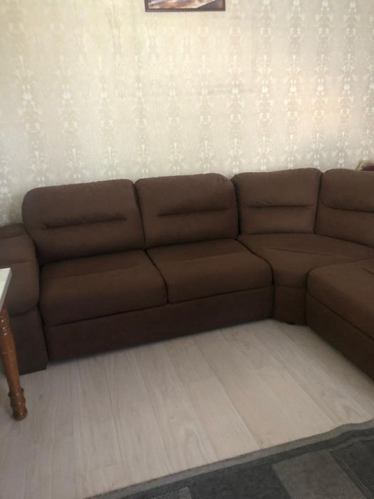 Угловой раскладной диван в коричневой гамме