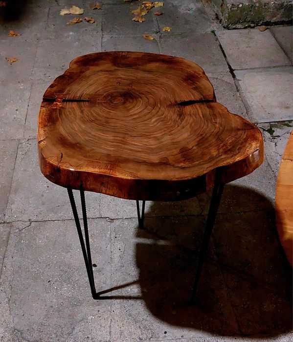 Масичка от дърво с железни крака