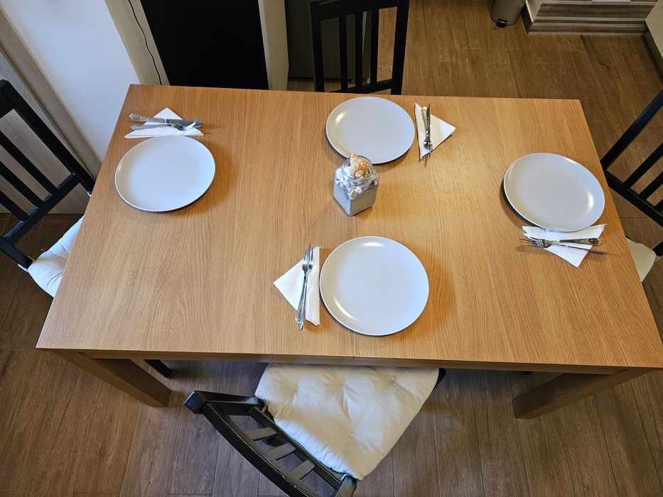 Masa bucatarie  Ikea 140/220 x 84 cu 4 scaune si 2 seturi perne
