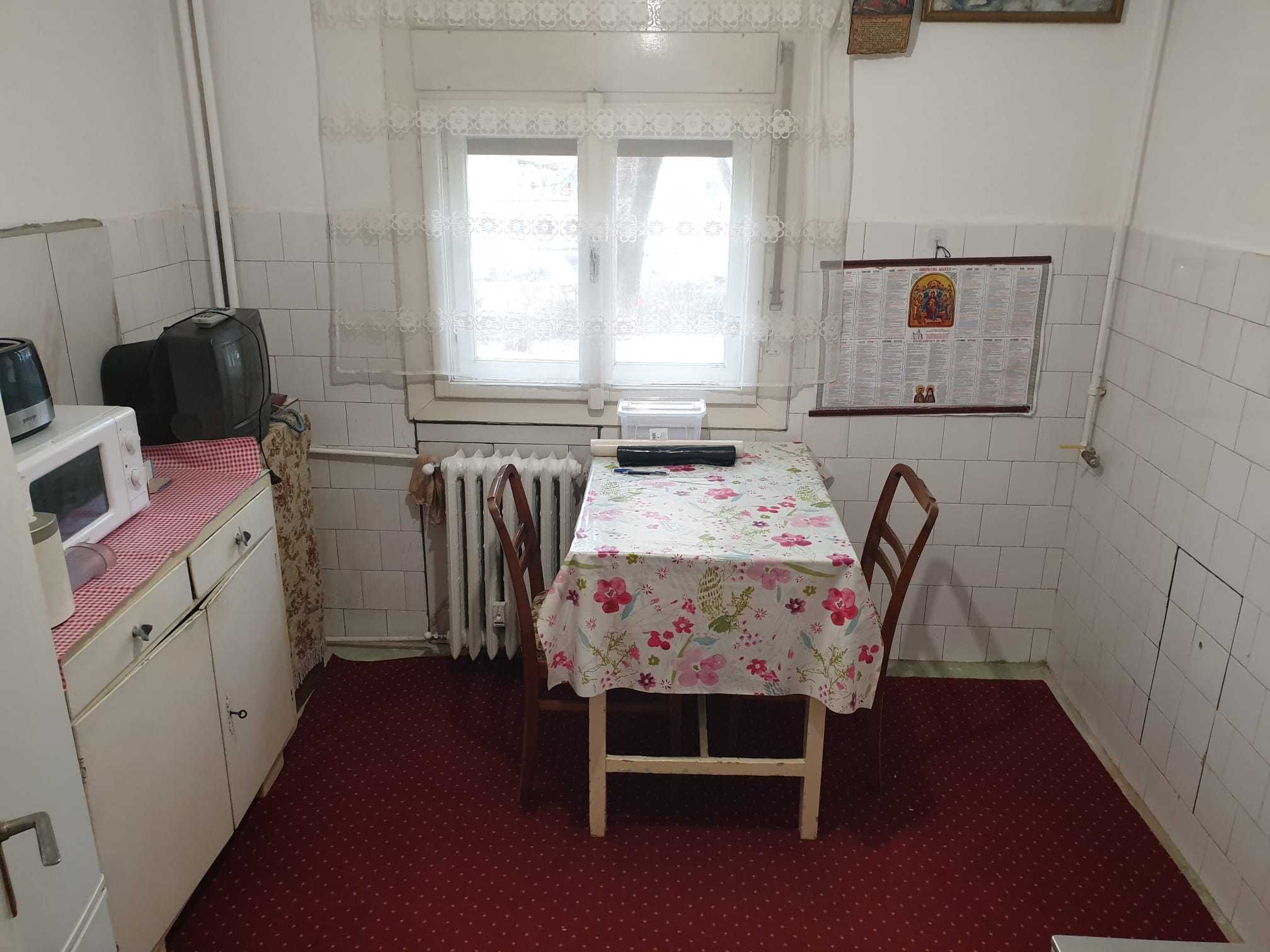 Inchiriez apartament 2 camere decomandate zona Uta la parter
