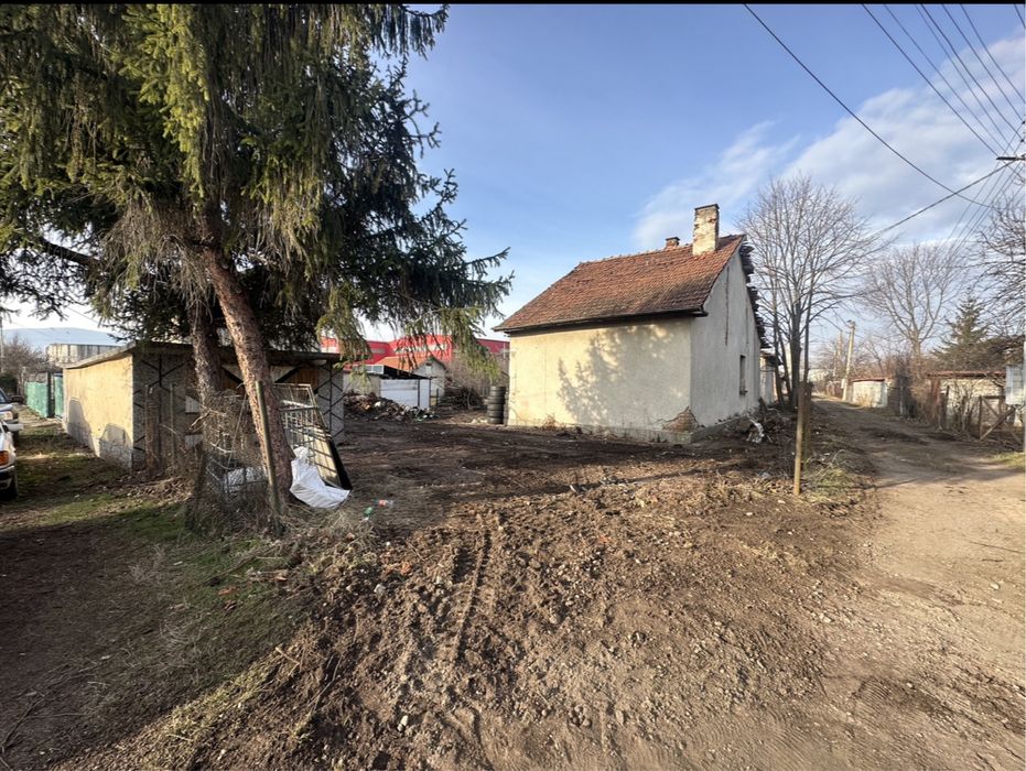 Имот с къща в с. Равно Поле, кв. Верила
