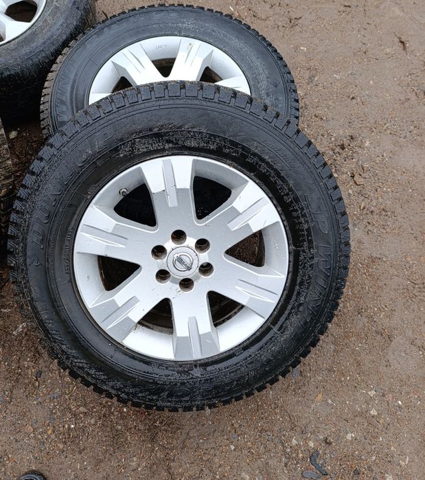 Продам зимнюю шипованную резину.