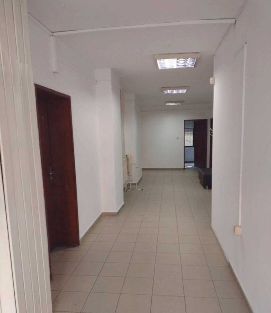 Дава се под наем Офис в Перник, Център - 16 кв.м за 127.5 € - Снимка #3