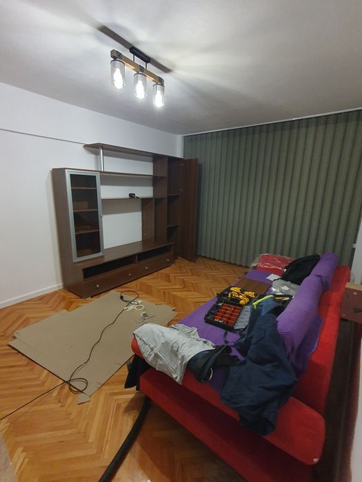 Închiriez apartament 4 camere, zona Găriii