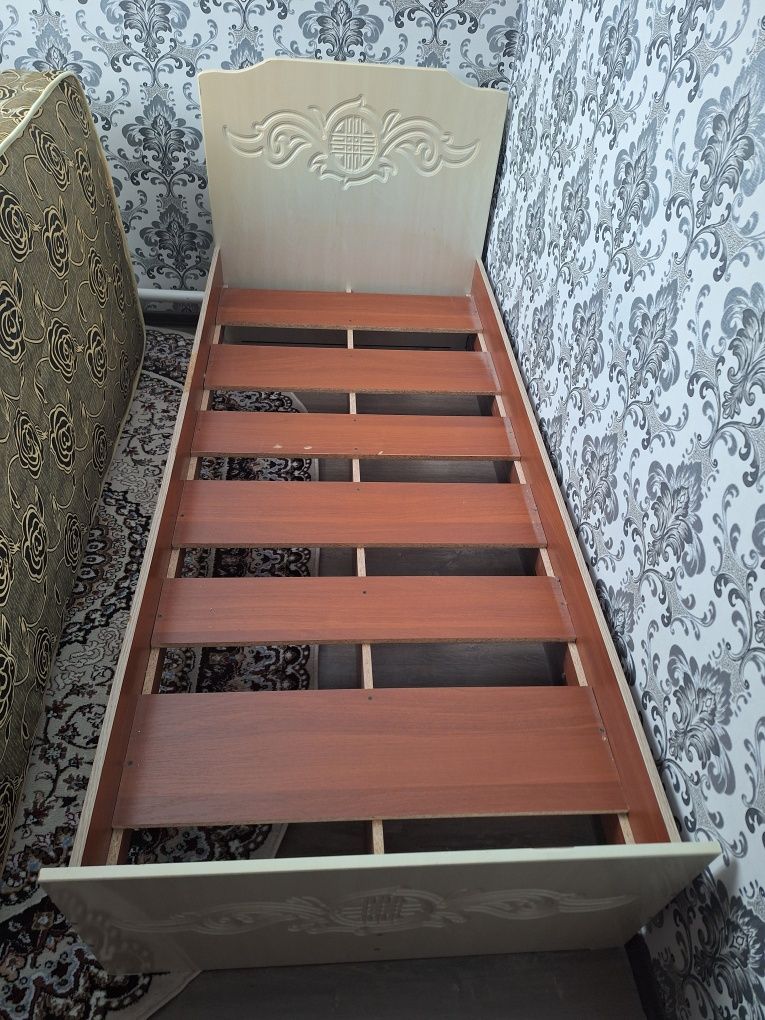 Продам кровать с матрасом