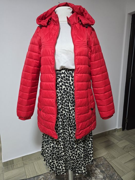 Set format din fusta plisata si pulover alb;