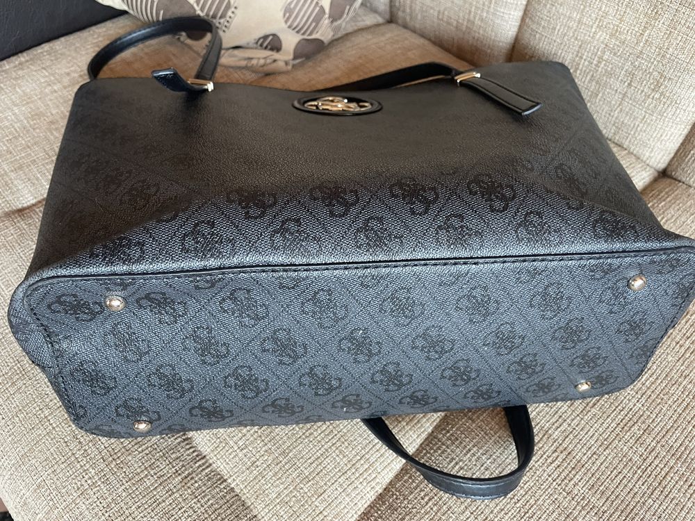 oригинална чанта Guess