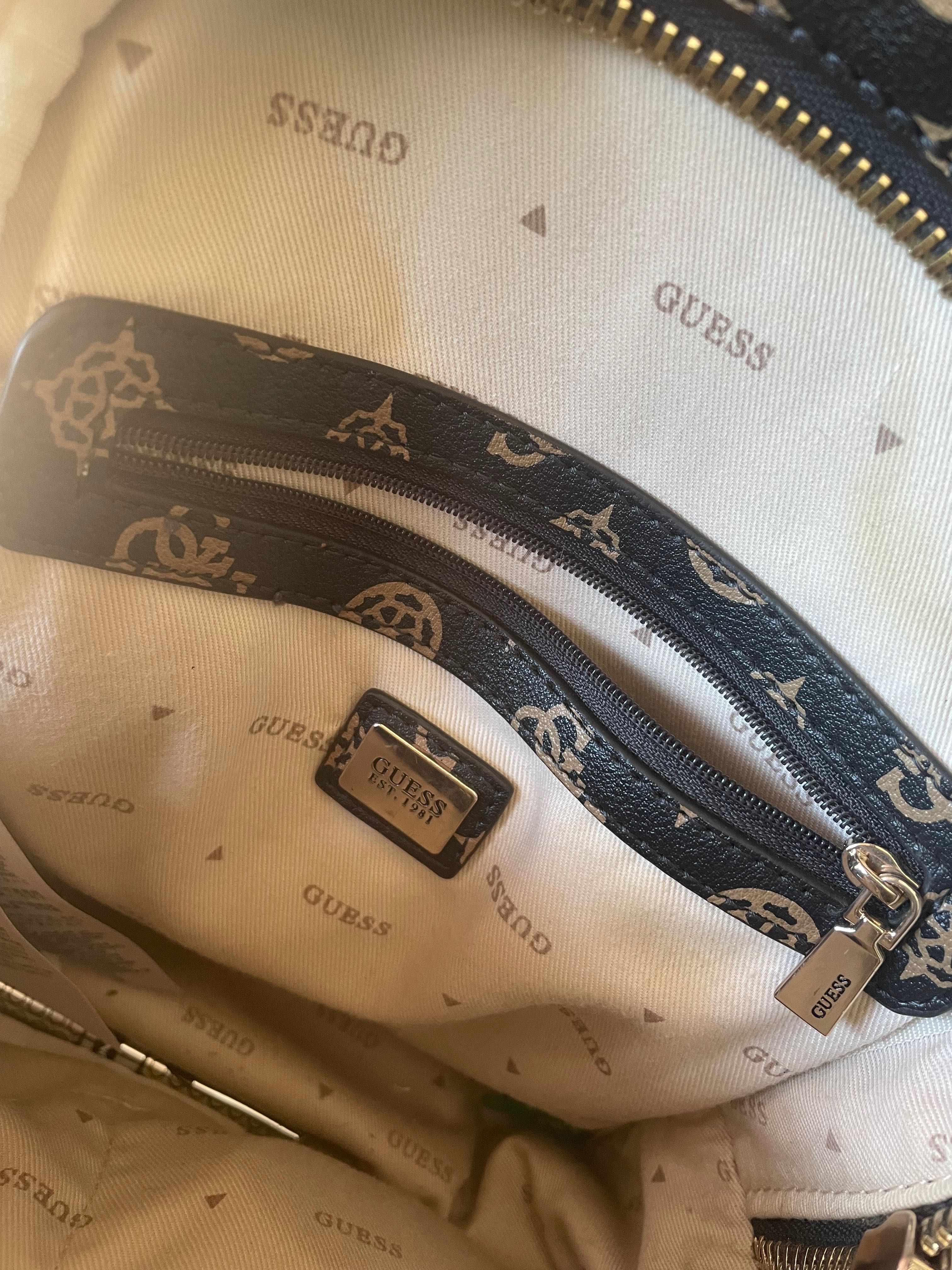 Оригинална раничка Guess