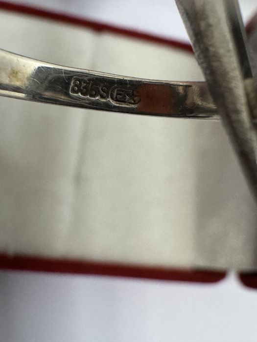 Inel vechi, din argint 835 si coral.