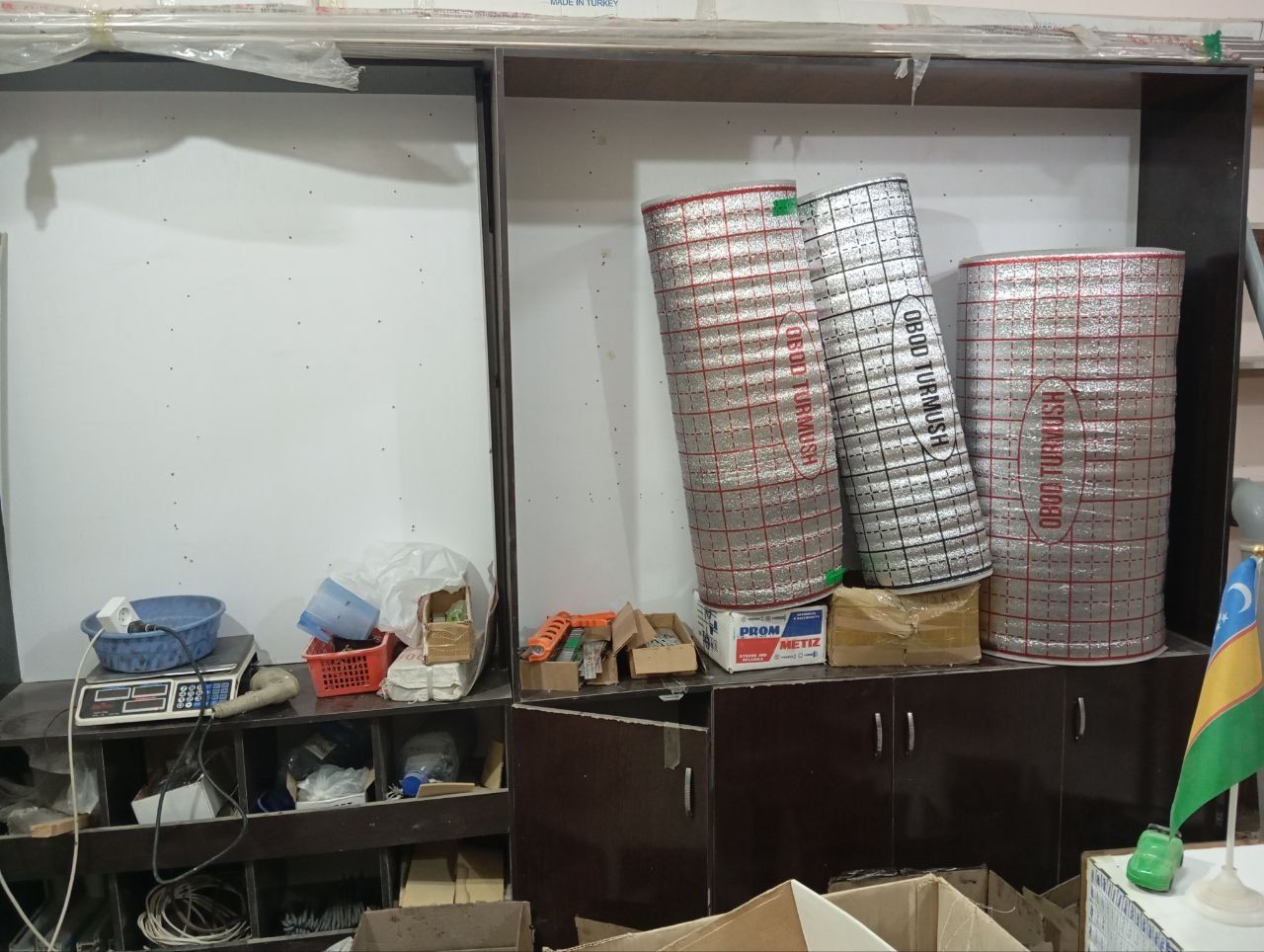 Магазинге полкалар бар