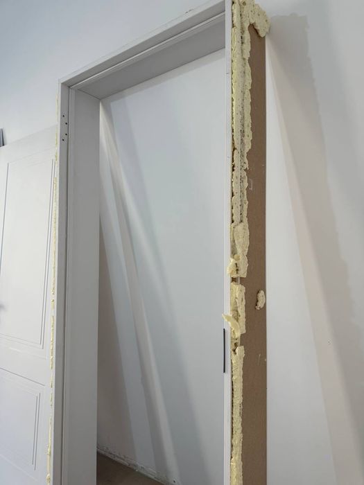 Белая дверь новая мдф